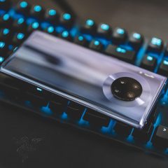 黑料网app 主编林砚在深色办公桌前翻阅纸质资料核对线索来源，屏幕微光照亮侧脸，气氛沉稳