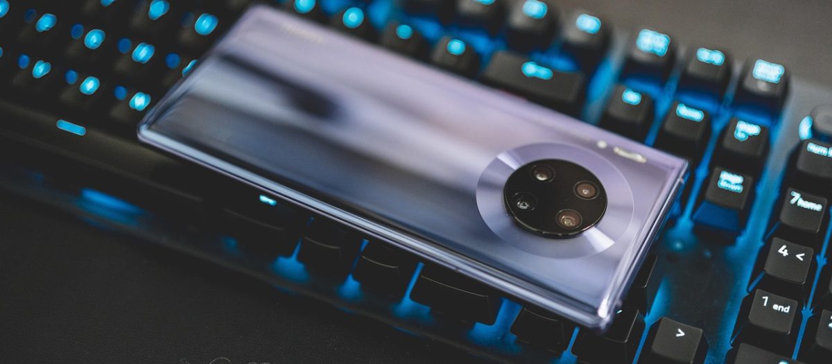 黑料网app 主界面的深紫霓虹风格视觉图，大屏上排列着今日资讯卡片与导航标签，整体氛围科技感十足