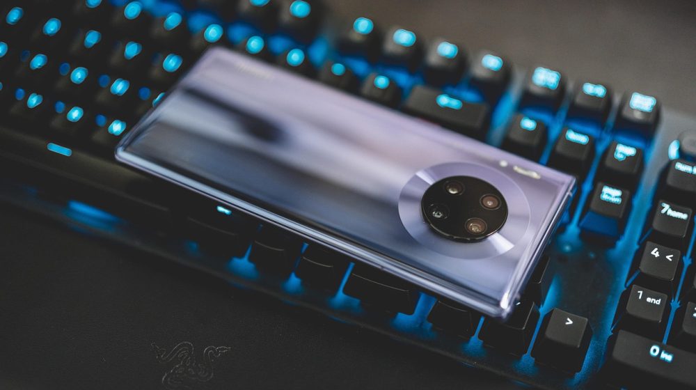 白板上用彩色磁贴标注黑料网app典型热点事件的五个传播节点，箭头连接形成完整脉络